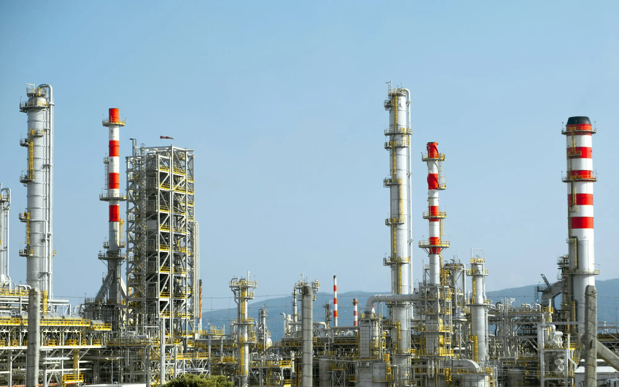 Açıq səma altında neft emalı zavodunun texnoloji qurğuları və kolonları